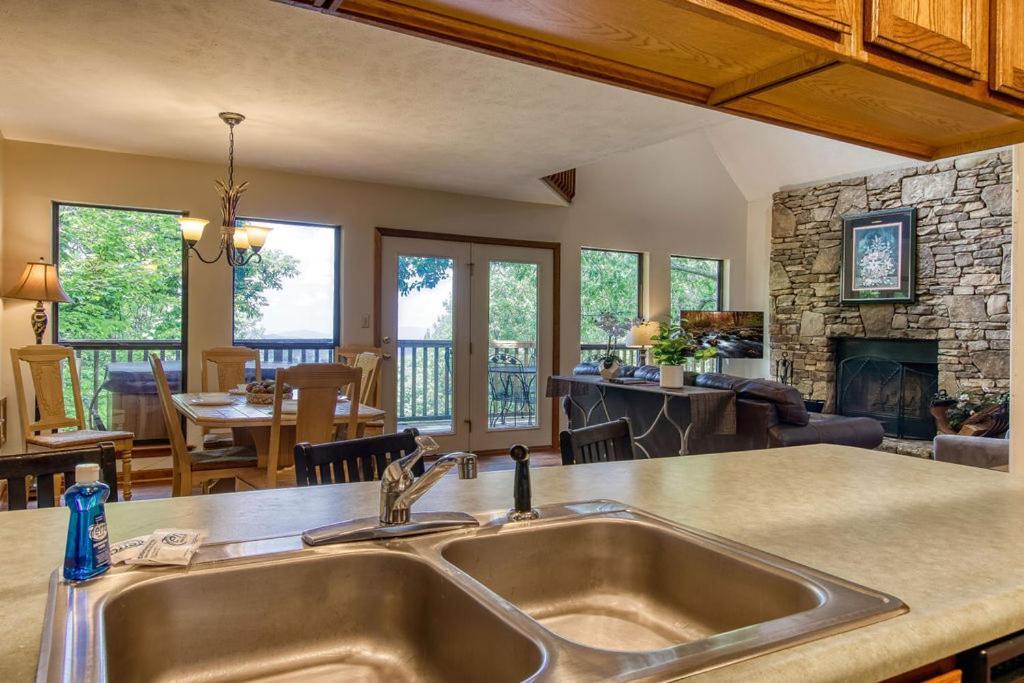 Serenity Heights, Amazing Views, Hot Tub Pool Access, 1089 Free Tickets Each Paid Day, Dollywood Gatlinburg Esterno foto